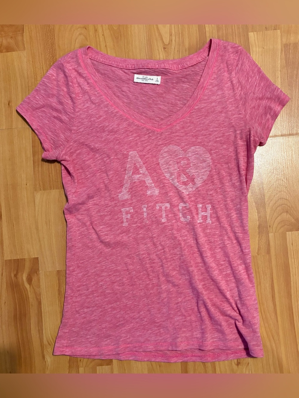 🔥Abercrombie & Fitch Women’s Soft Logo Pink V-Neck T-shirt Sz. S